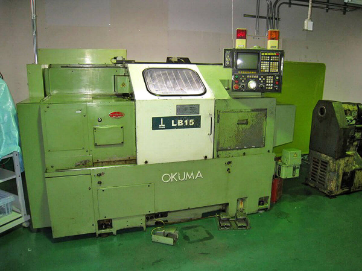 品質保証センター　機械・人物　写真