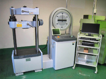 品質保証センター　機械・人物　写真