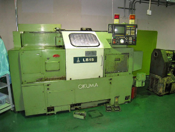 品質保証センター　機械・人物　写真