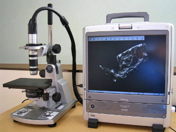 品質保証センター　機械・人物　写真