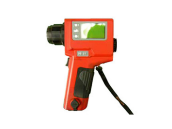 品質保証センター　機械・人物　写真