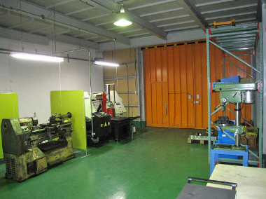 品質保証センター　機械・人物　写真